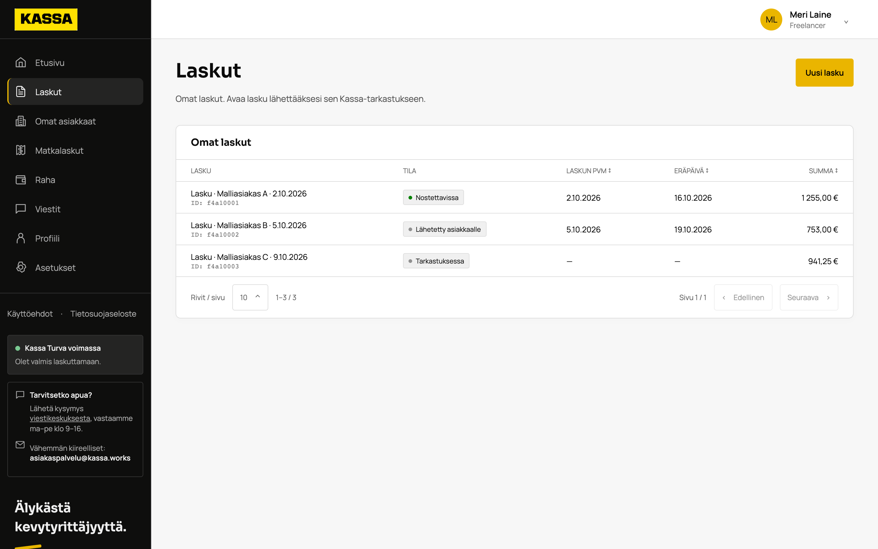 Kassan laskunäkymä kuvitteellisilla asiakkailla ja laskuilla.